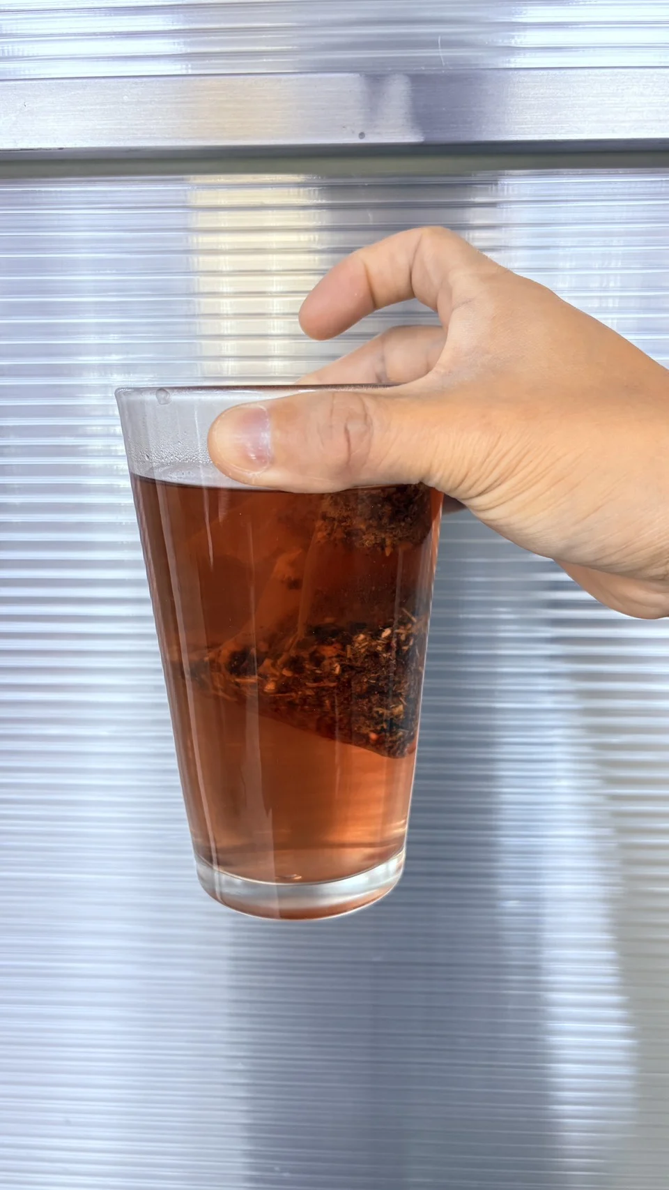 順孅茶泡出來大概是這樣的紅棕色,類似洛神花茶的顏色還有口感,微酸一點點回甘。