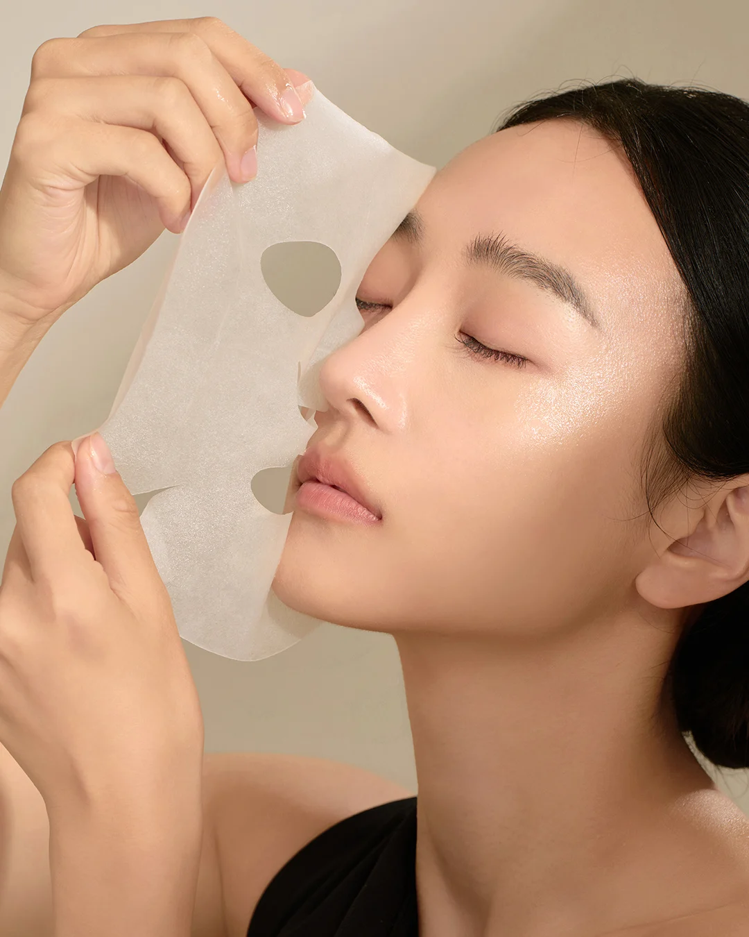 針對壓力肌、熬夜或醫美後的脆弱期,此款面膜採用專利熱導流設計模擬熱敷導引,將高濃度 PDRN 與積雪草苷強效壓入肌底進行深度修復。只需 15 分鐘,即可讓受損膚況迅速歸位,還原如初生般的晶透質感。